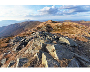 Berglandschaft des Bieszczady-Gebirges mit felsigen Gipfeln auf Fototapete.