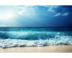 Fototapete von blauen Wellen, die den Strand erreichen, zeigt einen ruhigen und gelassenen Ozean.