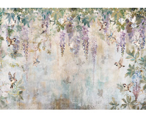 Fototapete mit Glyzinien und Vögeln, die ein künstlerisches Blumenmuster zeigt.