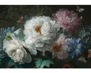 Fotobehang bloemen artistiek en klassiek met pioenen, chrysanten en vlinders tegen een donkere achtergrond.