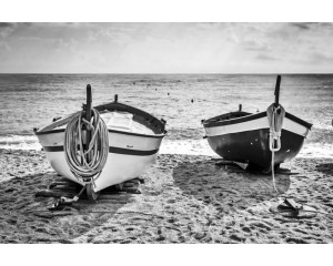 Fototapete mit kleinen Booten, die an einem sonnigen Strand vertäut sind, mit weitem Blick auf das Meer.