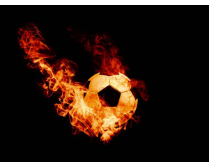 Fototapete eines brennenden Fußballs mit Flammen, perfekt für das Kinderzimmer oder das Zimmer eines Teenagers.
