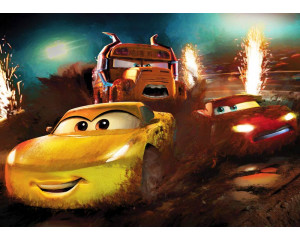 Cars Dirt Track Fototapete zeigt eine staubige Rennstrecke, durch die Lightning McQueen rast, mit windverwehtem Staub und schnellen Kurven.