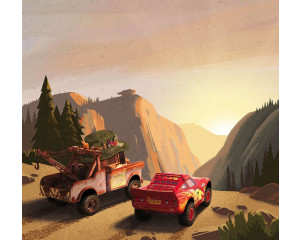 Cars Sunset Hook Fototapete zeigt Lightning McQueen und Hook, die zusammen einen Sonnenuntergang auf einer Rennstrecke genießen, mit warmen Farben.