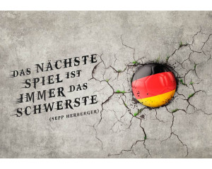 Deutsches Fußballzitat mit starken Worten und einem dynamischen Hintergrund, ideal für echte Fußballfans.