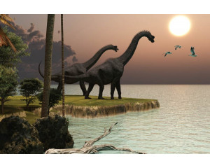 Fototapete von Dinosauriern, die sich entlang eines Gewässers bewegen, mit einem ruhigen Hintergrund der Natur.