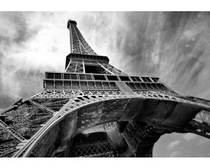Der Eiffelturm in Paris, monumental dargestellt auf einer Fototapete mit Wahrzeichen.