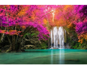 Fototapete des Erawan-Wasserfalls in Thailand, der in einem von Wäldern und Natur umgebenen Nationalpark liegt.