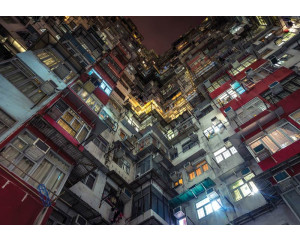 Fototapete eines Mehrfamilienhauses in einer Stadt, schlicht und modern.