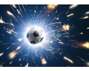 Fototapete eines auffälligen Fußballs in Aktion, mit Geschwindigkeitslinien zur Hervorhebung der Bewegung.