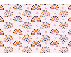 Fototapete mit einem Muster aus Regenbögen in sanften Tönen und dem Text 'Follow the Rainbow' darüber.