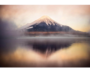 Das ruhige Gebiet der Fuji Five Lakes mit dem ikonischen Berg im Hintergrund, wunderschön eingefangen auf dieser Fototapete.