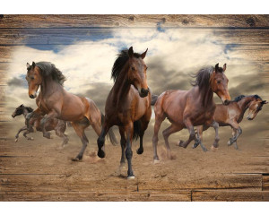 Galoppierende Pferde auf einem hölzernen Hintergrund in einer dynamischen Fototapete.