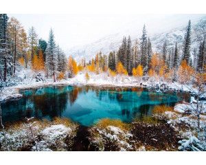 Fototapete eines Geysir-Sees in Sibirien, Russland, umgeben von Wäldern und Bergen, mit einer mystischen Atmosphäre.