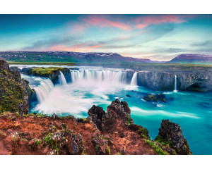 Fototapete des Godafoss-Wasserfalls in Island mit tosenden Wassermassen und umgebenden Felsformationen.
