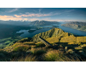 Grüne Bergnatur mit beruhigender Kulisse.