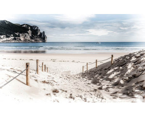 Sandiger Weg am Strand, der zum Ufer führt, mit dem blauen Meer im Hintergrund, Fototapete für einen ruhigen Strandspaziergang.