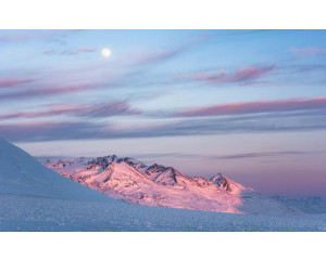 Eisige Gipfel der Chugach Mountains in Alaska mit verschneiter Landschaft.
