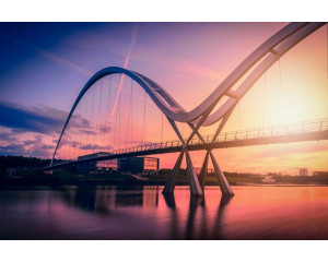 Infinity Bridge bei Sonnenuntergang in England, wunderschön eingefangen auf dieser Fototapete.