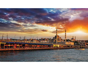 Fototapete mit der Skyline von Istanbul, mit Moscheen und hohen Gebäuden.