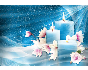 Blaue Kerzen und Blumen in einer Yoga-Spa-Einstellung, detailliert auf Fototapete.