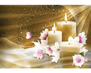 Goldene Kerzen und Blumen in einer Yoga-Spa-Umgebung, gerendert auf einer luxuriösen Fototapete.