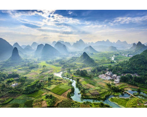 Fototapete der Karstberge im Dorf Yangshuo, China, mit Bergen, die sich über eine malerische Landschaft erheben.
