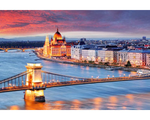 Kettenbrücke in Budapest, die das Parlamentsgebäude mit dem Fluss verbindet, abgebildet auf einer Fototapete.
