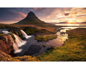 Fototapete des Berges Kirkjufell und des Wasserfalls in Island, perfekt für Naturliebhaber.