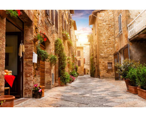 Eine farbenfrohe Straße in Pienza, Toskana, Italien, gerendert auf einer lebendigen Fototapete.