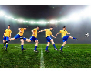 Zeitlupenaufnahme eines schießenden Fußballers, aufgenommen in einem Stadion mit dramatischer Beleuchtung.