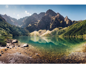 Fototapete eines kristallklaren Bergsees, mit einer Naturansicht von Bergen und Wasser.