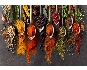 Fototapete Kräuter und Gewürze mit bunten Kräutern und Gewürzen auf dunklem Hintergrund.