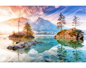 Die Fototapete zeigt den Hintersee in Ramsau, Deutschland, mit einem wunderschönen See, der von Bergen und Wäldern umgeben ist.