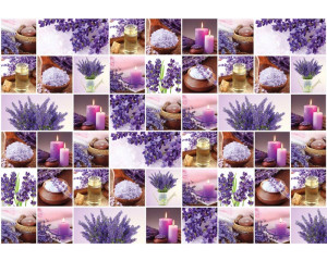 Fototapete einer Lavendel-Collage mit lila Wellness-Blumen, Kerzen und einer Sauna.