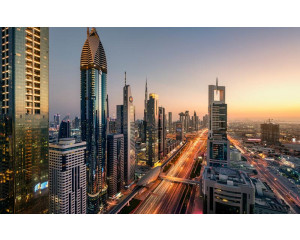 Mit Blick auf eine belebte Stadt im Abendlicht erweckt die Fototapete Level 43 die Schönheit der Lichter der Stadt zum Leben.