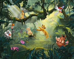 König der Löwen Hakuna Matata Fototapete mit Simba, Timon und Pumbaa, die unbeschwert durch die Savanne spazieren, unter einer strahlenden Sonne.