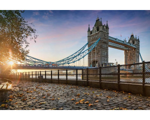 Magischer Blick auf die Tower Bridge in London, England, wunderschön eingefangen auf einer Fototapete.