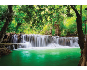 Magischer Wasserfall in einem Dschungel, Fototapete mit grünem Wald.