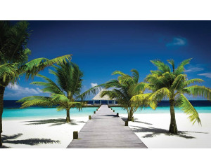 Fototapete eines tropischen Strandes auf den Malediven mit Palmen und einem Holzsteg, der in das türkisfarbene Meer hineinragt.