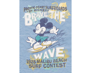 Mickey Brave the Wave Fototapete mit Mickey Mouse, der auf einem Surfbrett durch den Ozean wogt, mit verspielten Wasserwellen im Hintergrund.