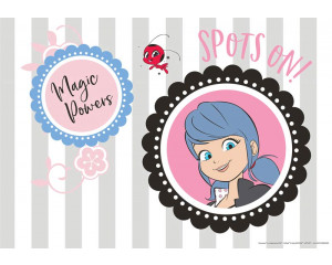 Fototapete von Marinette in ihrem Marienkäfer-Outfit, die ihre magischen Kräfte vor einem bunten Hintergrund hervorhebt.