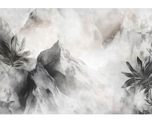 Fotobehang met een mistig berglandschap op de achtergrond en tropische bladeren op de voorgrond.