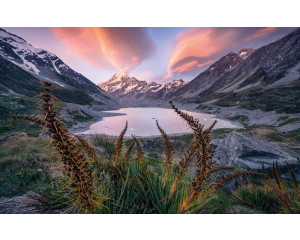 Eine majestätische Berglandschaft mit einem ruhigen See, inspiriert von Lord of the Mountains, eingefangen auf dieser Fototapete.