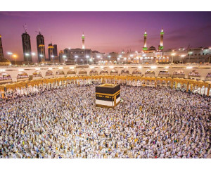 Fototapete von muslimischen Pilgern beim Tawaaf um die Kaaba in Mekka während der Hadsch, gerendert auf Vliestapete.