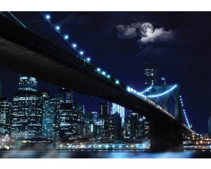 Fototapete der beleuchteten Brooklyn Bridge in New York, die die Skyline der Stadt bei Nacht zeigt.