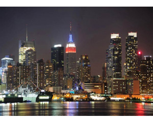 Fototapete mit der nächtlichen Skyline von New York und ihren beleuchteten Wolkenkratzern.