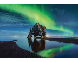 Fototapete mit Nordlicht und Polarlicht, Blick auf einen See mit Felsen.