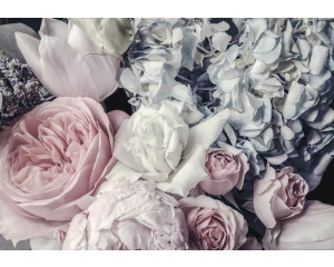 Pastellfarbene florale Fototapete mit Rosen, Pfingstrosen und Tulpen, romantisches Ambiente.