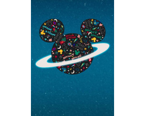 Fototapete von Mickey Mouse auf einem Fantasieplaneten, umgeben von Sternen und bunten Himmelskörpern in einer verspielten Disney-Welt.
